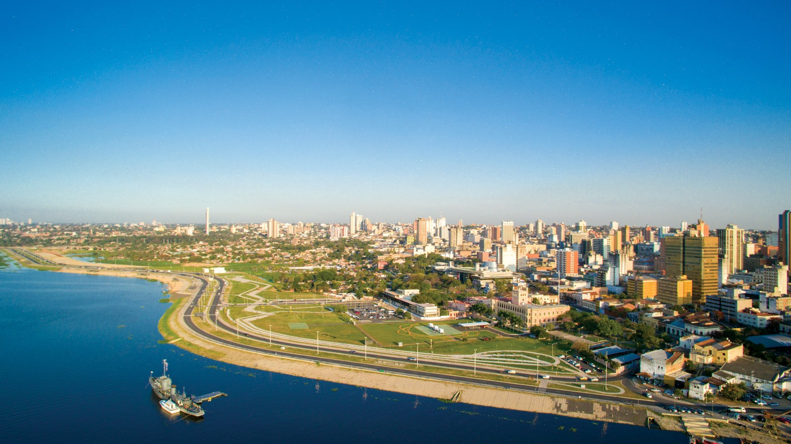 Vista aérea de Assunção com a costanera e o skyline — qualidade de vida